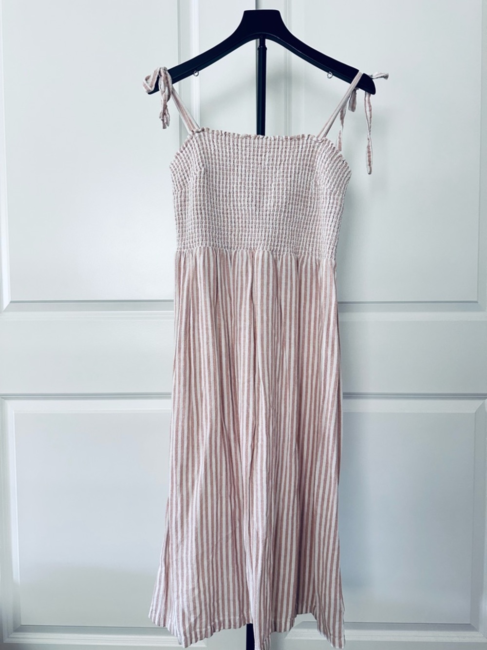 Women’s GAP Sleeveless Smocked Tie-Strap Maxi Dress in Light Blush Stripe Size L